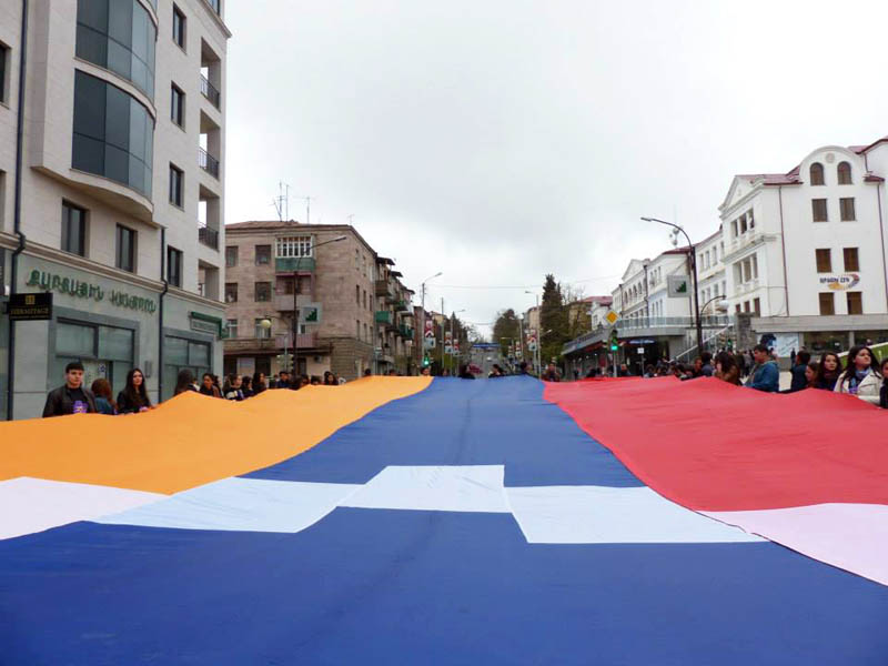Растянутое полотнище - флаг НКР несут по пр. Вазгена Саркисяна..