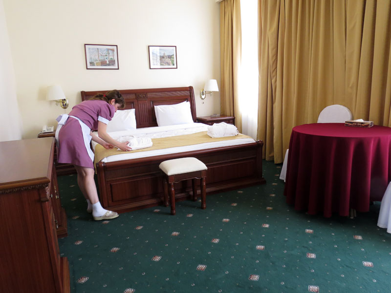 Двухместный номер люкс. Идёт уборка номера.