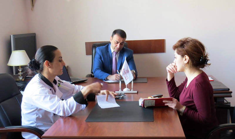 Пятиминутка в кабинете директора гостиницы Роберта Симоняна.