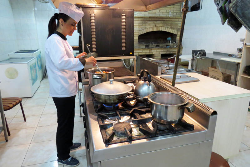 Шеф-повар гостиницы  Кристина Погосян колдует на своём рабочем месте.