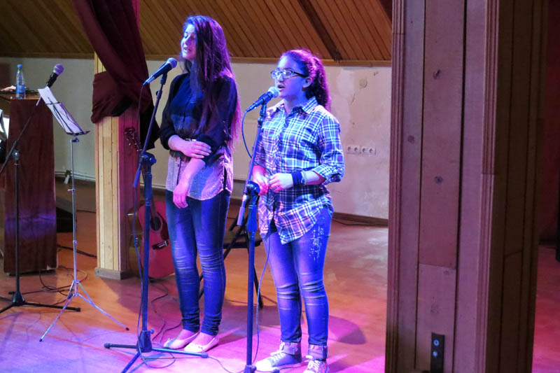 Марьям и Мане из Шуши исполняют песню Ераз.