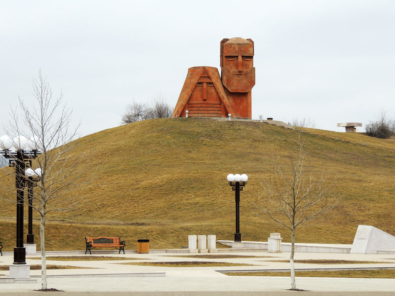Памятник Дед и Баба на въезде в Степанакерт.