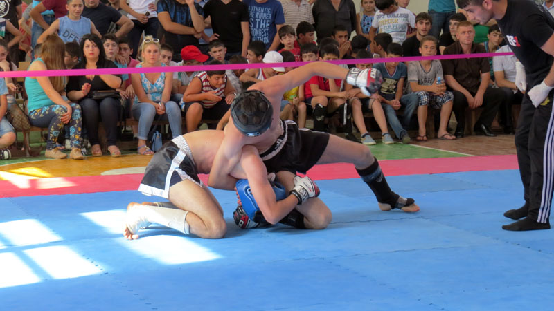 На татами Тигран Арутюнян  (снизу) и Сергей Григорян. Вес от 57кг. до 62 кг