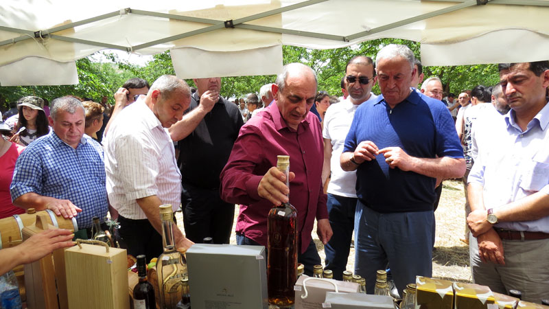 Бако Саакян осматривает продукцию