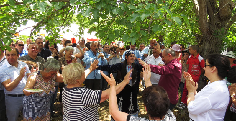 Президент Карабаха Бако Саакян вместе со всеми танцевал.