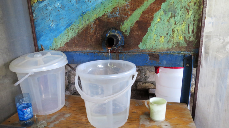 8  Вот, потекла тутовка, чистая как родниковая вода.