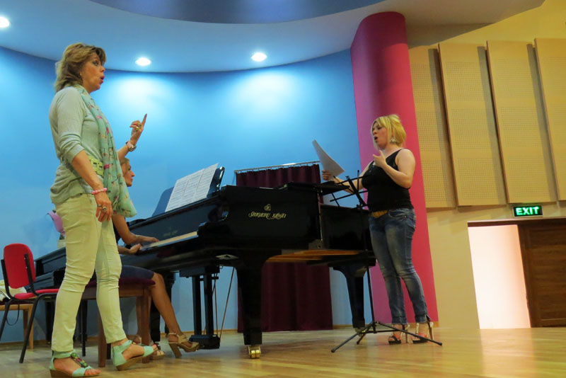 Любовь Казарновская проводит мастер-класс с Наной Фарашевой 