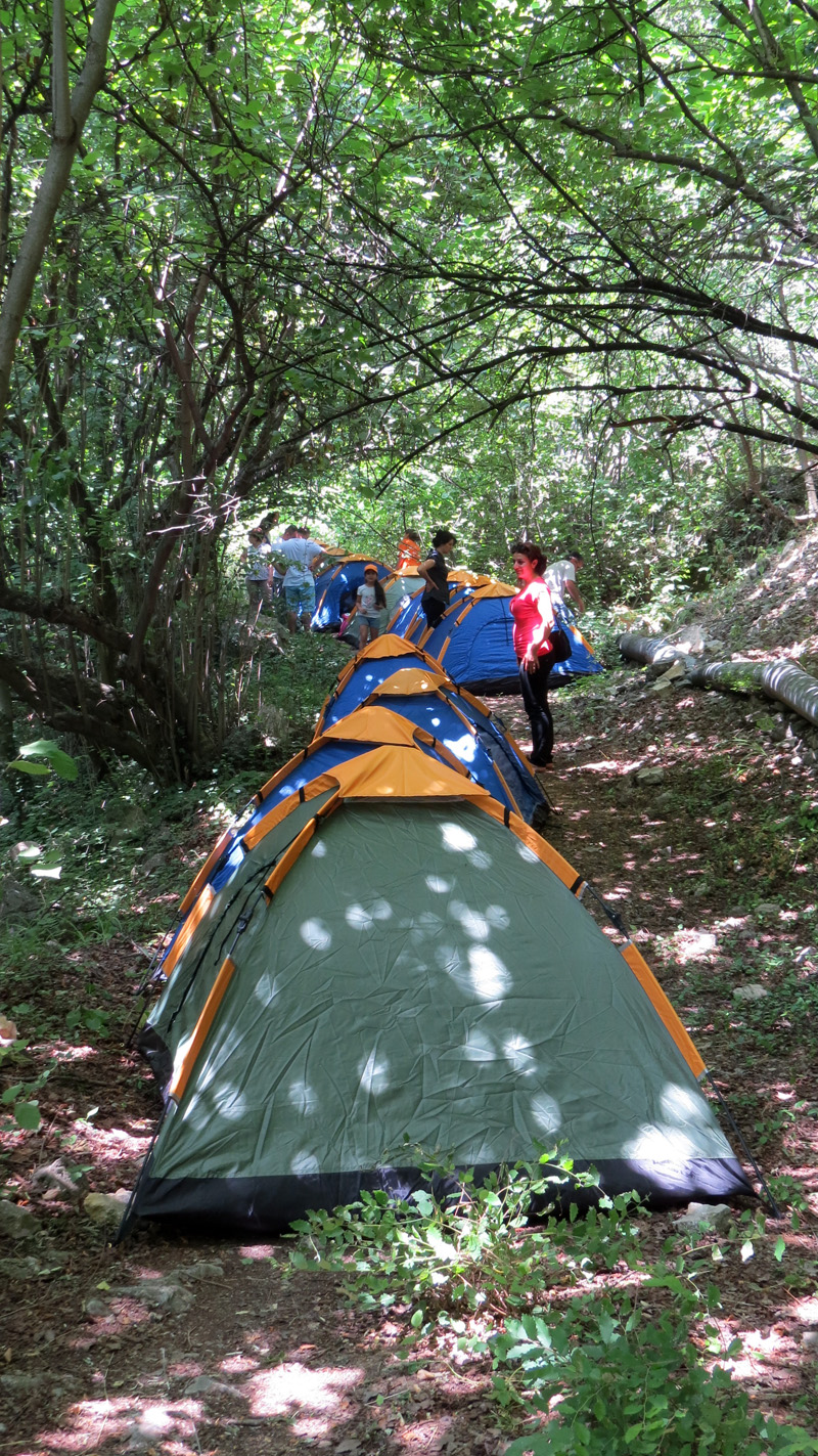  Вереница уже утановленных палаток.