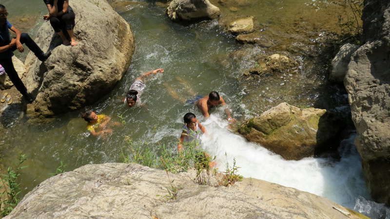 Пока свободное время, можно искупаться в речке...