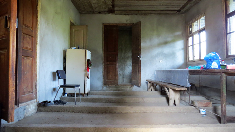 Полы в доме. Когда я спросил Артёма, как он передвигается по таким полам, он смеясь ответил Как кенгуру. Полы в доме. Когда я спросил Артёма, как он передвигается по таким полам, он смеясь ответил Как кенгуру.