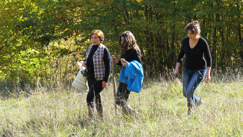 Алла немного отстала, чтобы никто их детей не отставал.