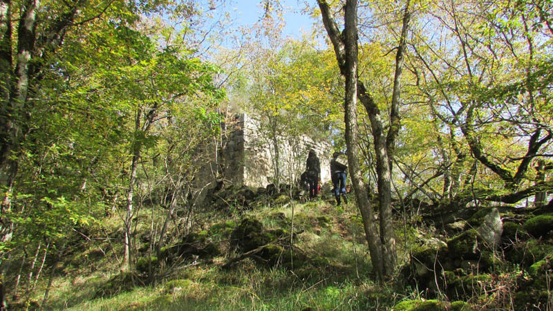 Поднявшись на вершину горы, среди деревьев мы увидели церковь &laquo;Тера Наатак&raquo;...