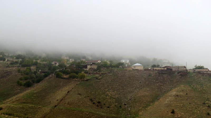 По дороге - дома села Варазапюн.