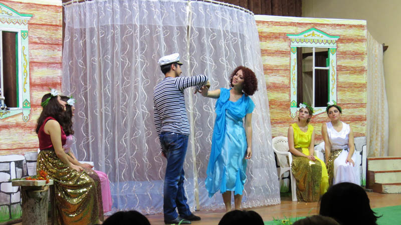 Сцена из спектакля &laquo;Не закрывайте сердцу рот&raquo;.