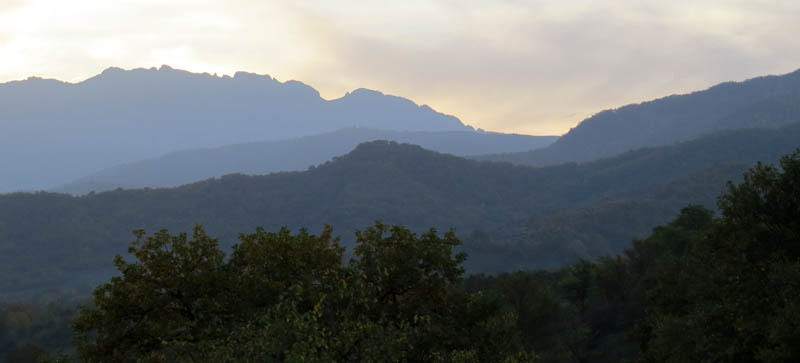   В сумерках горы выглядят особо причудливо.