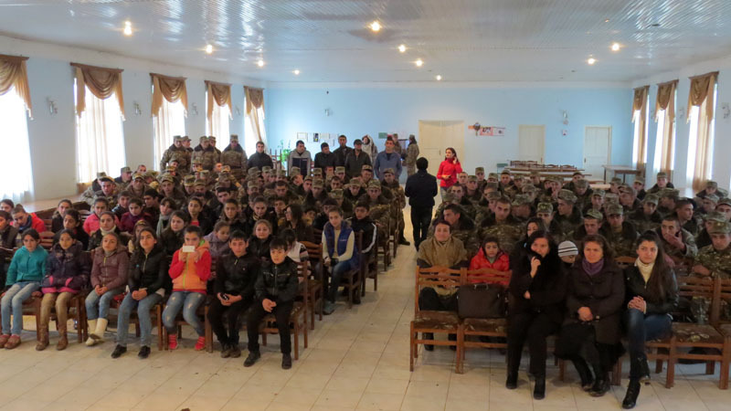 Сельчане, школьники и солдаты Армии обороны.