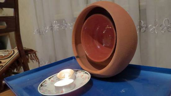 Меньший размером кувшин прикрепляется к болшему. Меньший размером кувшин прикрепляется к болшему.