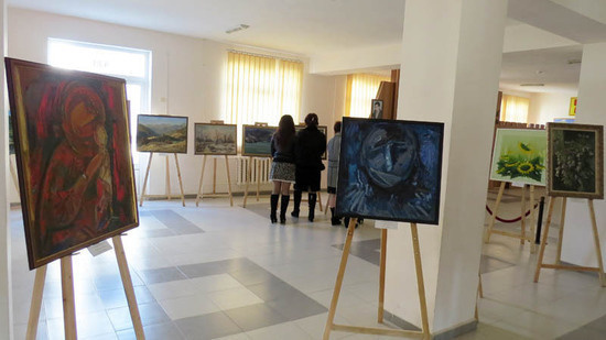 Место, где были выставлены работы художников. Место, где были выставлены работы художников.