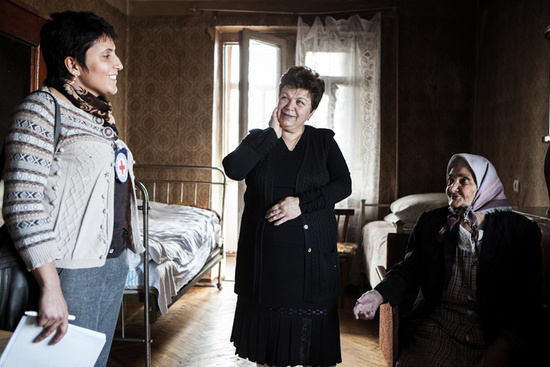 Этери Мусаелян, сотрудник информационного отдела посетила пожилую одинокую женщину. Фото из архива миссии МККК в Карабахе. Этери Мусаелян, сотрудник информационного отдела посетила пожилую одинокую женщину. Фото из архива миссии МККК в Карабахе.