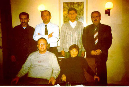 Тбилиси, 2000г. Стоят Аваз Гасанов, Паата Закареишвили, Давид Симонян, я. Сидят Бернхард Клазеи и Майя Цабошвили. Давид и Майя бывшие сотрудники группы. Тбилиси, 2000г. Стоят Аваз Гасанов, Паата Закареишвили, Давид Симонян, я. Сидят Бернхард Клазеи и Майя Цабошвили. Давид и Майя бывшие сотрудники группы.