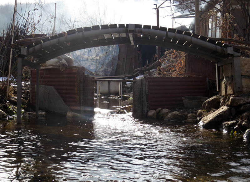  Благо фотоаппарат был под рукой, я начал фотографировать. Мостик через речушку.