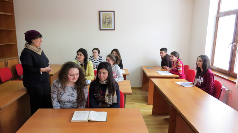 Педагог Нуне Арзуманян проводит групповой урок народного творчества со студентами второго вокального курса.