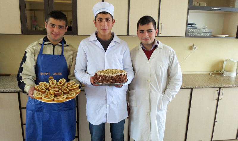 Слева на право Арен Григорян из Шуши, Арут Варданян из Бердзора и Гамлет Григорян из Степанакерта в руках держат приготовленные ими