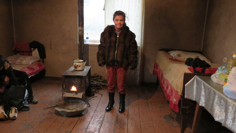 Ангелина сразу же примерила понравившуюся ей шубку.