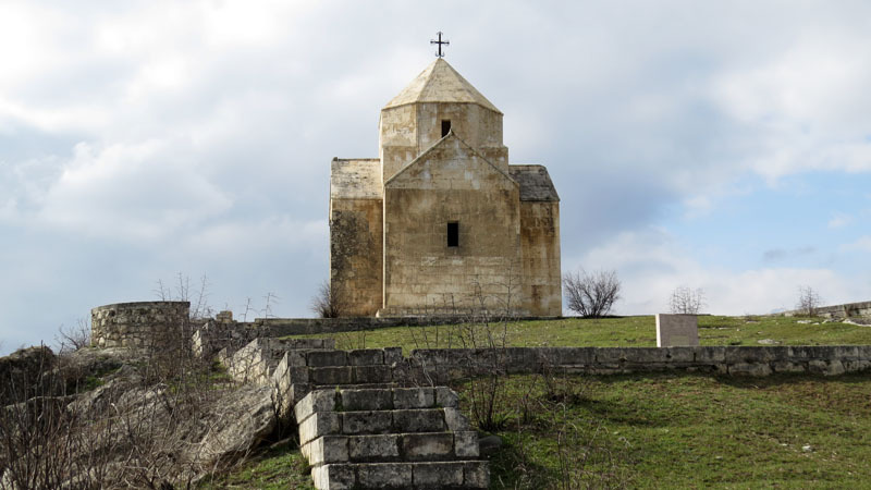 Церковь Ванкасар 6-7 вв.   и дестницы, ведущие к ней.