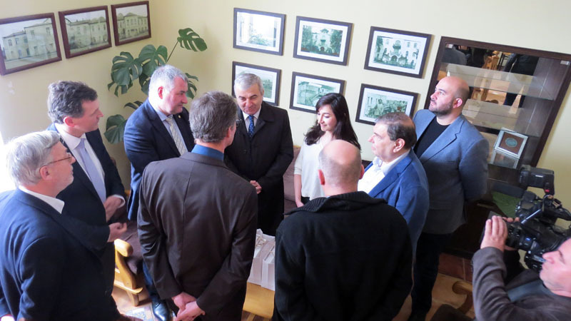 Перед началом встречи. Спикер Парламента НКР Ашот Гулян вместе с гостями.