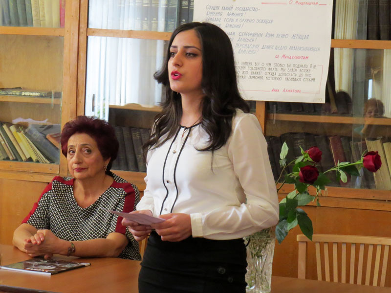 Лусине Саркисян, студентка 3 курса АрГУ декламирует стихи Мандельштама "Не говорите мне о вечном".