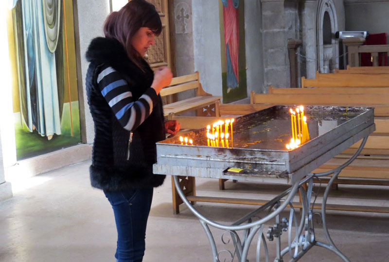 Стоит девушка, молится, на глазах слёзы...