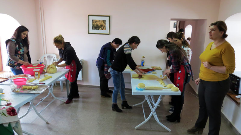 Кто-то месил тесто, кто-то резал его, кто-то, что-то другое делал. Короче, работа кипела вовсю..