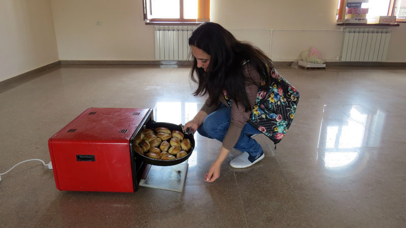  Девушки только успевали класть продукцию в три печи, потом вынимать...