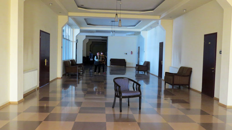 Второй этаж гостиницы, куда поселили беженцев.