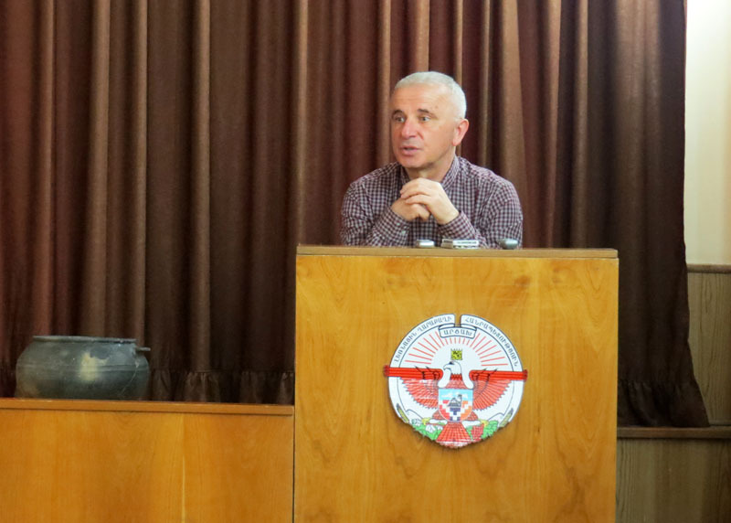 Левон Епископосян, член экспедиции по изучению Азохской пещеры.