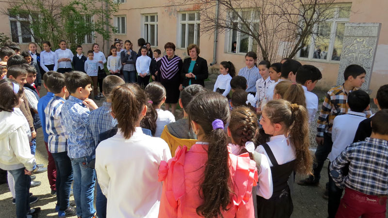 Жанна Григорян, завуч школы (слева) и Вера Хачатрян перед началом фестиваля.