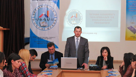 Мероприятие открывает Аветик Арутюнян, соучредитель НПО «Объединение молодых учёных и специалистов Арцаха»