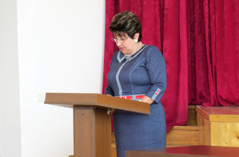 Раиса Мусаелян, начальник управлени минпросвещения НКР зачитывает имена победителей.