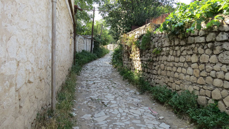 Далее, проехав по узкой старинной улочке Далее, проехав по узкой старинной улочке