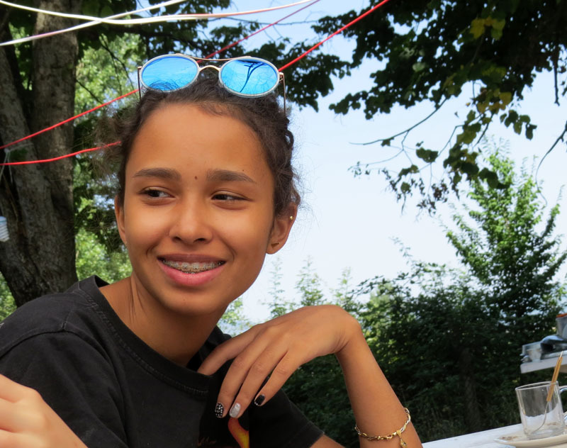 Вдали увидел девушку-мулатку, но уже не удивился, так знал, что это Амаль, сестра Ислама, но она внешностью пошла в отца-араба, в то время, когда Ислам – в мать киргизку. Вспомнил мой конфуз с мулаткой в Киеве (http://www.kavkaz-uzel.eu/blogs/929/po... Вдали увидел девушку-мулатку, но уже не удивился, так знал, что это Амаль, сестра Ислама, но она внешностью пошла в отца-араба, в то время, когда Ислам – в мать киргизку. Вспомнил мой конфуз с мулаткой в Киеве (http://www.kavkaz-uzel.eu/blogs/929/posts/25378 ) :-)