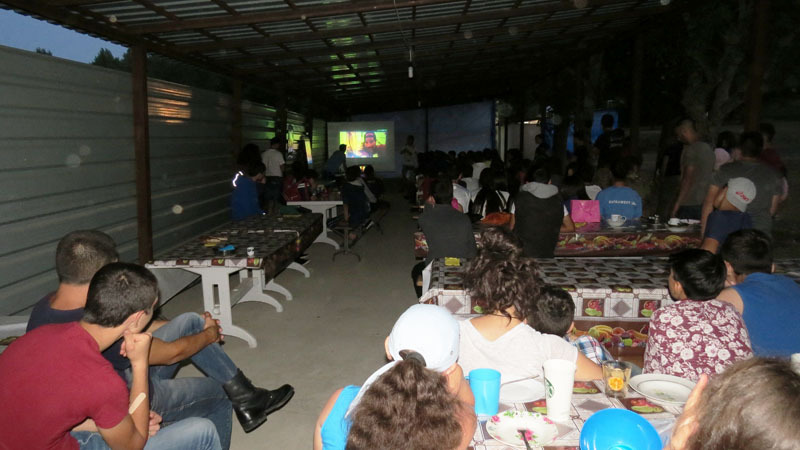 Всё это он сопровождал показом фильма... Всё это он сопровождал показом фильма...