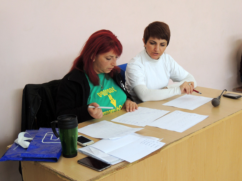 Судьи Вардуи Армян, представитель Армянской национальной федерации инвалидного спорта (слева) и Диана Мамунц, представитель Степанакертского реабилитационн Судьи Вардуи Армян, представитель Армянской национальной федерации инвалидного спорта (слева) и Диана Мамунц, представитель Степанакертского реабилитационн