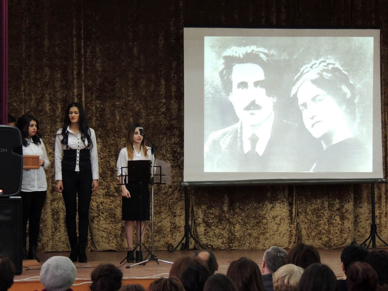 Магистрантки 1 курса факультета  русской литературы (слева на право) Светлана Григорян, Тома Аванесян и Ануш Енгибарян читают Исаакяна, Терьяна в переводе Михаила Дудина.