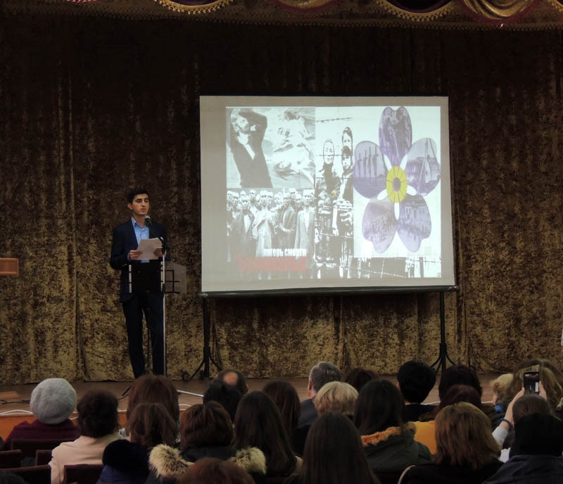 Студент 2 курса информационной технологии АрГУ Давид Баласян в роли Михаила Дудина.