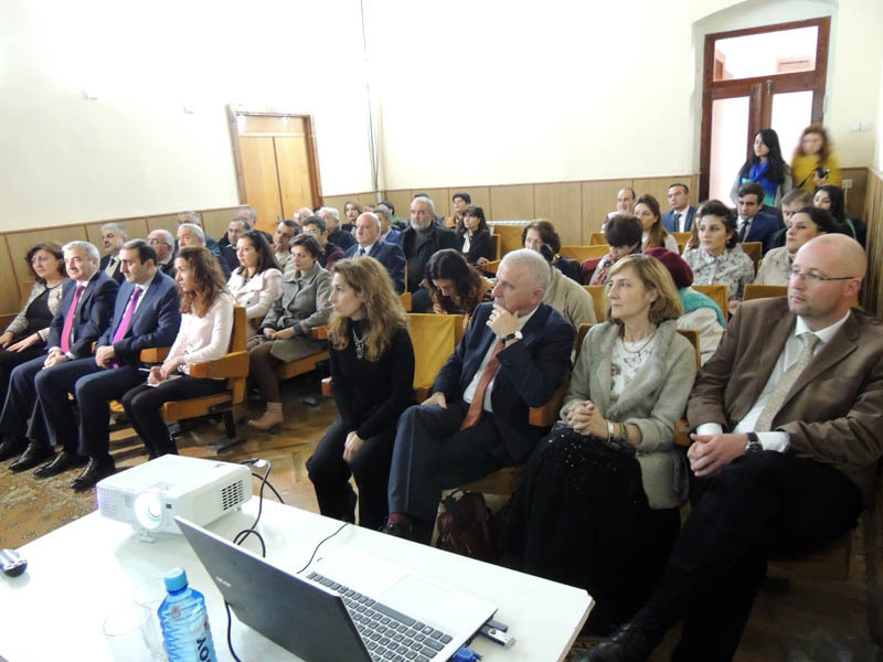 Авторы книги (справа в первом ряду), представители влатсей НКР (ревый ряд слева), приглашённые. На презентации книги.