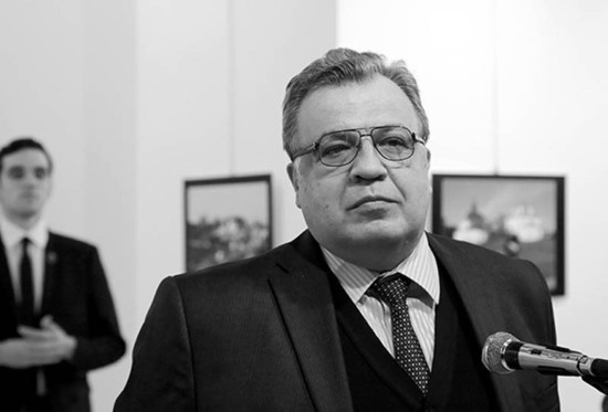 Посол России в Турции Андрей Карлов. Позади него его убийца. Посол России в Турции Андрей Карлов. Позади него его убийца.