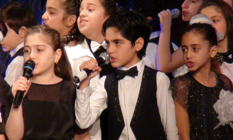 Театр песни под руководством Анаиды Габузян. В студии дети в возрасте от 10 до 12 лет