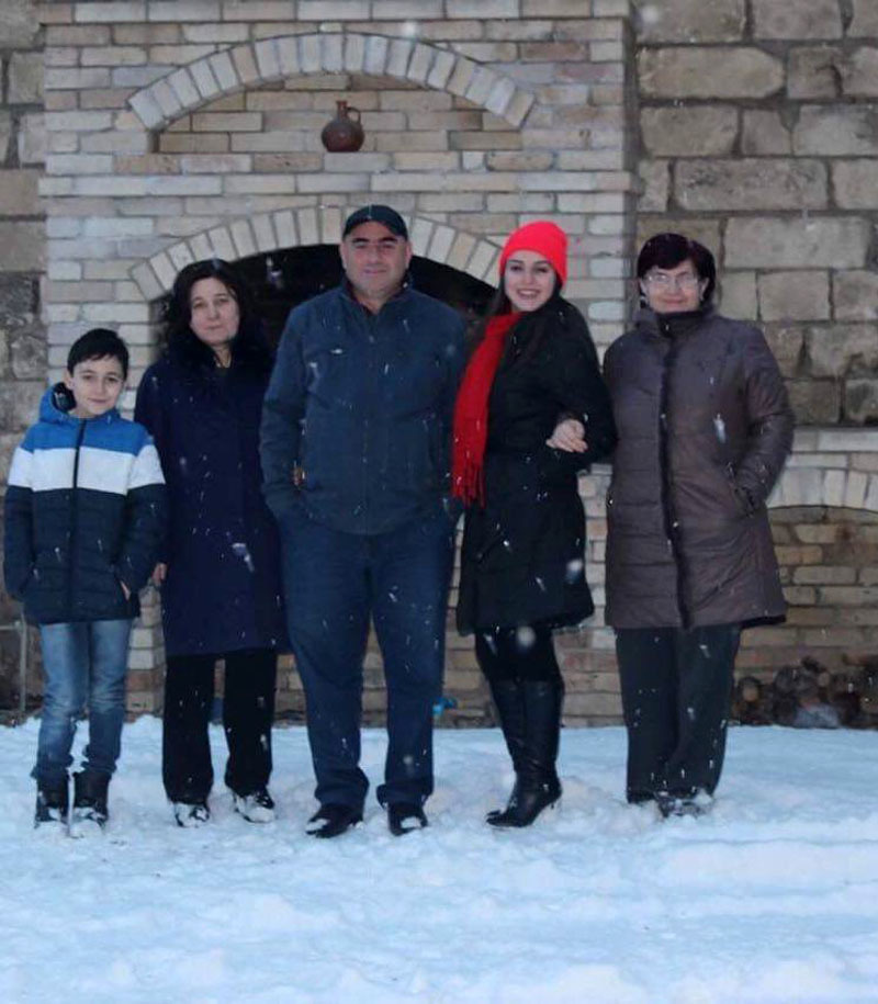 Анна и её небольшая семья пама, мама, братик и бабушка.