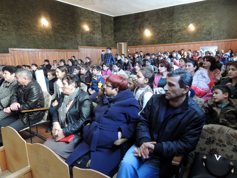 Родные и близкие участников игры пришли болеть за своих.